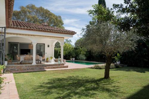 Villa Bianca Elegant 4BR Beachside Villa Near Golf, Restaurants & Puerto Banús