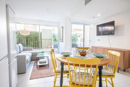 une salle à manger et un salon avec une table et des chaises dans l'établissement Via Marenda - Antibes Old Town Top Location and Free Parking, à Antibes