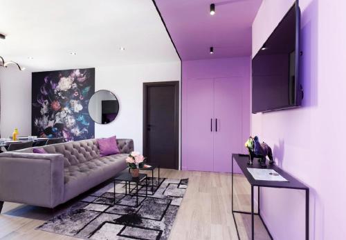 - un salon avec des placards violets et un canapé dans l'établissement Somptueux 4 pièces Foch - Centre Cannes et proche Palais des Festivals, à Cannes