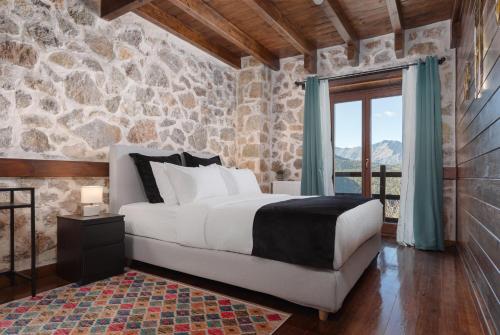 Кровать или кровати в номере Parnassus Woodstone Chalet