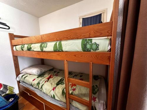 quelques lits superposés dans une chambre dans l'établissement Studio Cabine avec Terrasse, Piscine et Parking Privé, 4 Couchages à Narbonne Plage - FR-1-229B-62, à Narbonne