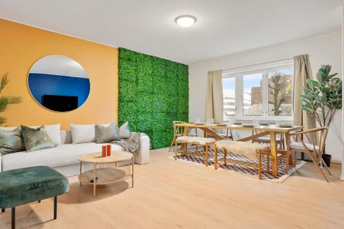 Χώρος καθιστικού στο Dinbnb Apartments l Free Parking l 5 Min From Torget l Nearby Coast I Newly Furnished