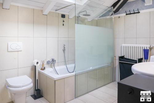 une salle de bains avec baignoire, toilettes et lavabo dans l'établissement M&P HOUSE by Design Studio, à Bellano