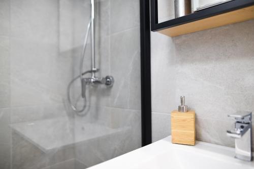 トゥールーズにあるChic T2 avec Balcon et Parking - Zénith, Hippodromeのガラスドア付きのシャワー付きのバスルーム