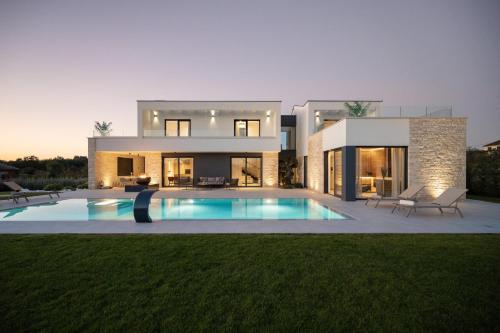 Villa Asmoa for 8 people near Porec with 45 m2 heated pool, wellness & sea view