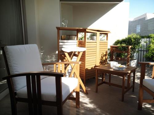 un salon avec des chaises et une table dans l'établissement FRGK 