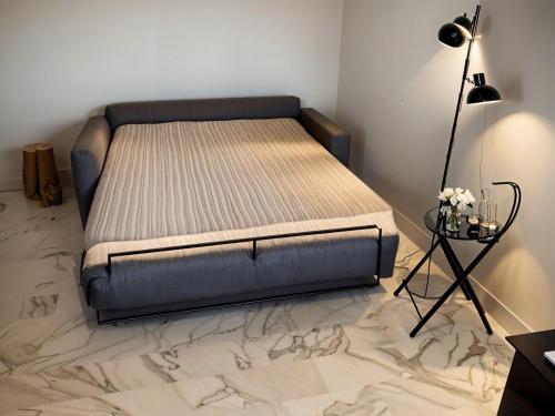 - une chambre avec un lit et un sol en marbre dans l'établissement FRGK 