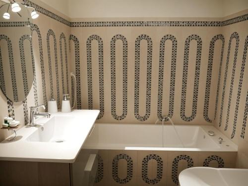 une salle de bain avec un lavabo et une baignoire dans l'établissement FRGK 