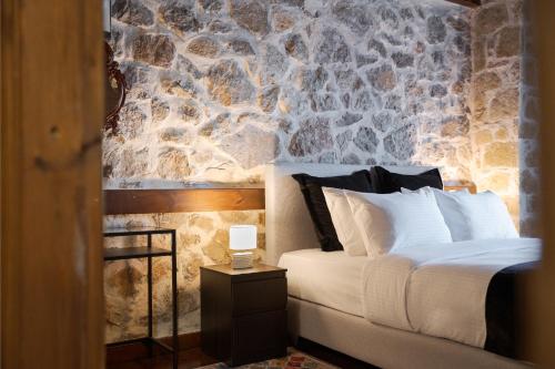 Кровать или кровати в номере Parnassus Woodstone Chalet