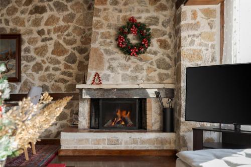 Телевизор и/или развлекательный центр в Parnassus Woodstone Chalet