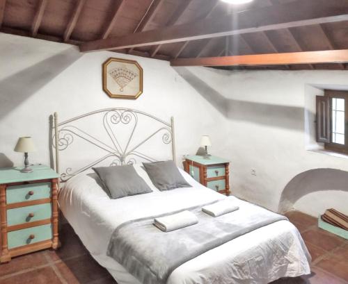 sypialnia z białym łóżkiem i 2 szafkami nocnymi w obiekcie Luxury Villa in Málaga - Private Pool w Maladze