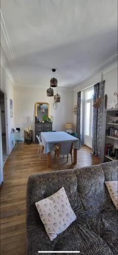 un salon avec un canapé et une table dans l'établissement Chez Val et Paul, à Vannes