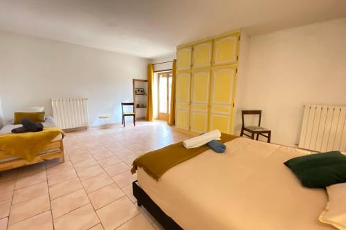 Katil atau katil-katil dalam bilik di 84B3 - Freesia suite in 18th century Provencal farmhouse