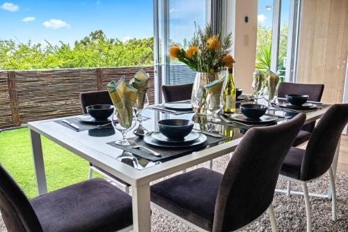 a dining room with a table and chairs at Exclusive 3-Bedroom Luxury Villa Cape Town CBD in Cape Town