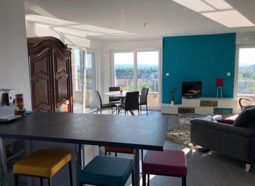 un salon avec une table, des chaises et un canapé dans l'établissement Petite France - 4 pers, à Strasbourg