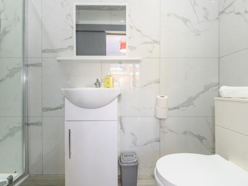 Ένα μπάνιο στο Pass the Keys Lower Wortley 1 Couples Paradise with a Shared Kitchen