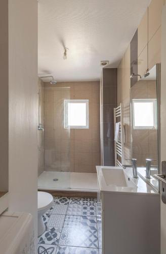 une salle de bain avec une douche, un lavabo et des toilettes dans l'établissement Hexagone Wifi Un Séjour à Part, à Longeville-lès-Metz