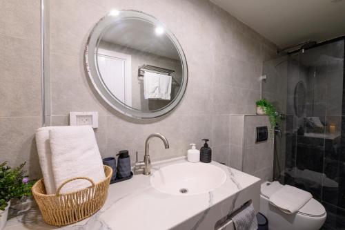 a bathroom with a sink and a mirror at וילה מינרל villa mineral in Neve Zohar