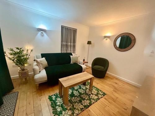 un salon avec un canapé et une table dans l'établissement Charming ground floor flat with parking - Maidenhead, à Maidenhead