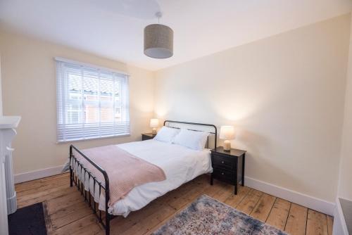 Postel nebo postele na pokoji v ubytování Culberry Cottage, Southwold