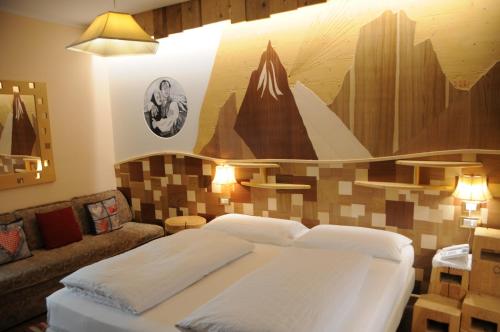 Postel nebo postele na pokoji v ubytování Dolomites Base Camp Hotel Olympia