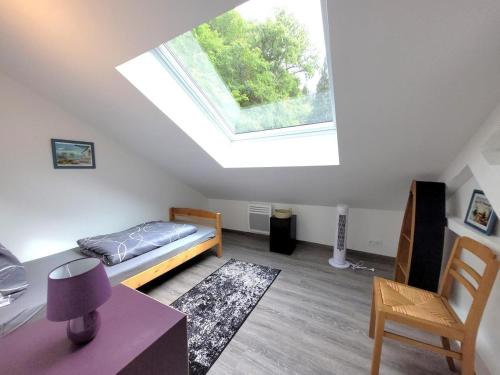 un salon avec un lit et une fenêtre dans l'établissement Au fil de la Bontat Vézère, à Voutezac