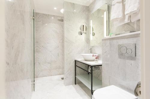 Kylpyhuone majoituspaikassa Elite Hotel Adlon
