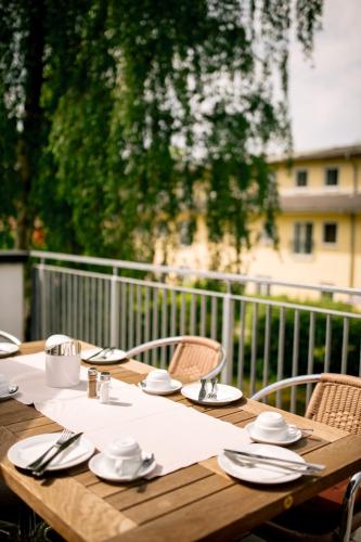 a wooden table with napkins and utensils on top at FerienResidenz MüritzPark in Röbel