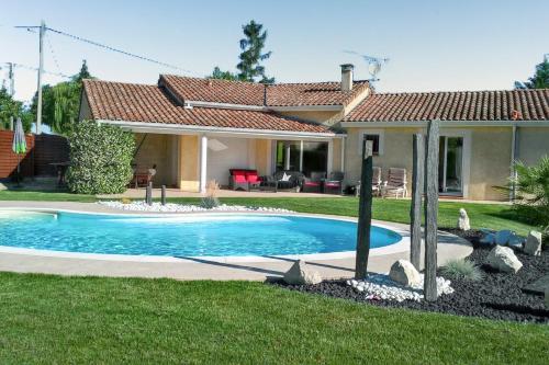 Villa Contemporaine à Paulhac avec Piscine Privée et Jardin