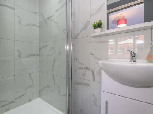Ένα μπάνιο στο Pass the Keys Love Blooms in Lower Wortley - Couples Hideout with a Shared Kitchen