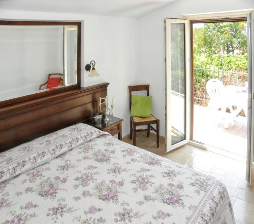 Ένα ή περισσότερα κρεβάτια σε δωμάτιο στο Charming House in Maratea, Sea & Mountain Views