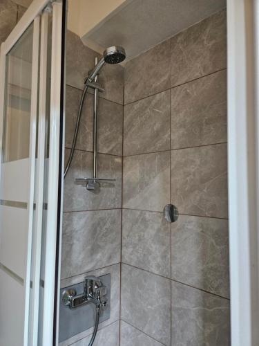 Koupelna v ubytování ROOMS by Emmelia Group