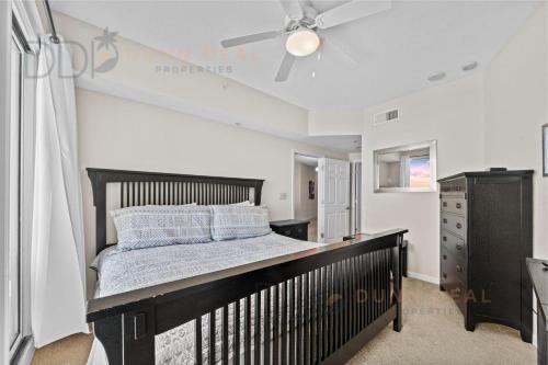 Giường trong phòng chung tại Legacy Tower Two 1206