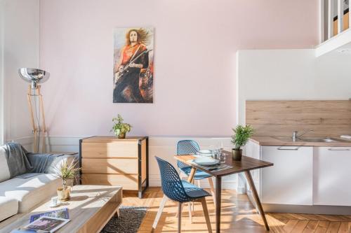 un salon avec une table et un canapé dans l'établissement Le Royale Haussman Junior suite - Louis Pradel - Netflix, à Lyon