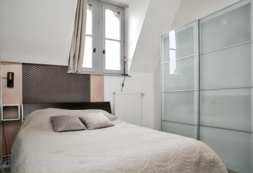 Postel nebo postele na pokoji v ubytování Maison accueillante à Arques-la-Bataille avec cheminée
