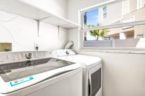 una cucina con lavatrice e finestra di Florida Villa a Palm Harbor