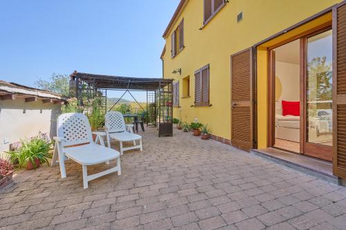 a patio with two chairs and a table at Monolocale di Meo in Suvereto