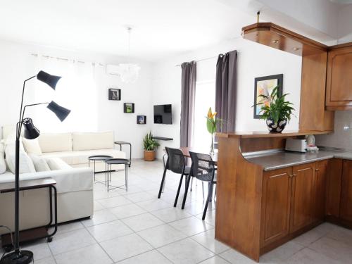 Кухня или мини-кухня в Chania Locals Flat
