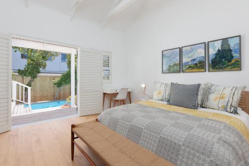 Ένα ή περισσότερα κρεβάτια σε δωμάτιο στο The Shore House, a newly built beach house with private pool