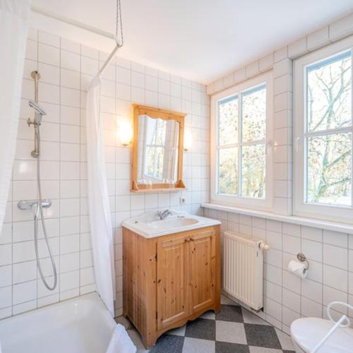 a bathroom with a tub and a sink and a shower at Gutshaus Krimvitz kleines Doppelzimmer im Obergeschoss inklusive Frühstück in Putbus