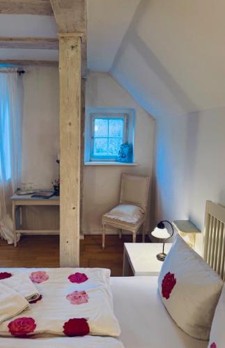 a bedroom with a bed with flowers on it at Gutshaus Krimvitz kleines Doppelzimmer im Obergeschoss inklusive Frühstück in Putbus