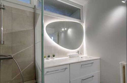 łazienka z umywalką i lustrem w obiekcie LE SMILE - 3 bedrooms - 8pers - Parking - Centre Gare w Montpellier