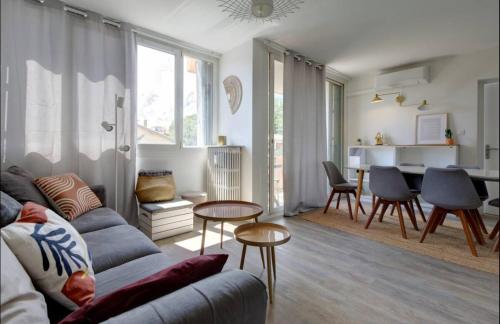 un salon avec un canapé et une table dans l'établissement LE SMILE - 3 bedrooms - 8pers - Parking - Centre Gare, à Montpellier