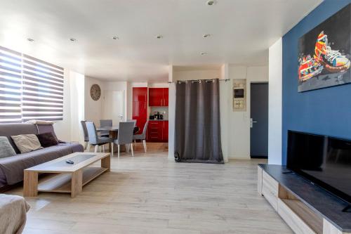 un salon avec un canapé et une télévision dans l'établissement Vue sur Saint Quentin Un Séjour à Part, à Longeville-lès-Metz