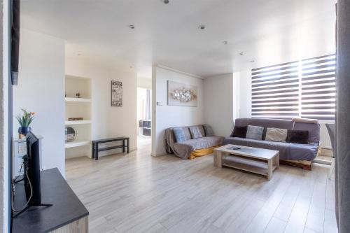 un salon avec un canapé et une table dans l'établissement Vue sur Saint Quentin Un Séjour à Part, à Longeville-lès-Metz