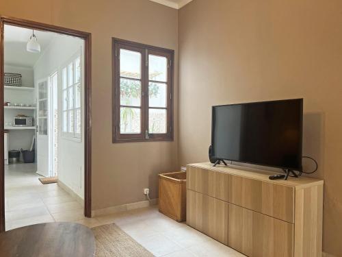 TV a/nebo společenská místnost v ubytování Casa Salinas, Elegant Flat w patio in Taviras Historical Centre