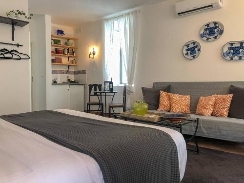 Gilao Stylish 1st Floor Studio with shared Rooftop