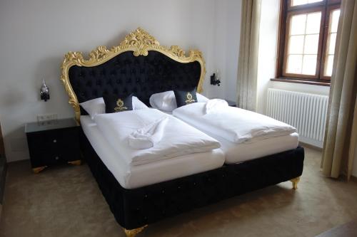 Katil atau katil-katil dalam bilik di Luxurious Castle Retreat in Austria Little Versailles with Nearby Spas