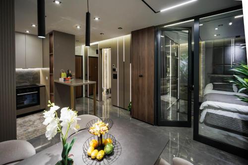 バニャ・ルカにあるLuxury Apartments Palata - Stan Infinityのテーブルと寝室のあるリビングルーム
