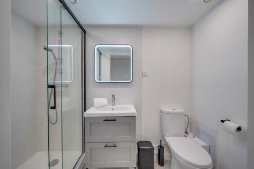 une salle de bain avec toilettes, lavabo et douche dans l'établissement Le Sauvage - Au coeur du quartier St Pierre, à Bordeaux